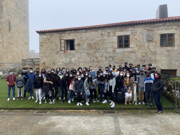 Os 53 alumnos do IES Celso Emilio Ferreiro de Celanova, esta mañá no Castelo de Monterrei. | FOTO: M. D.