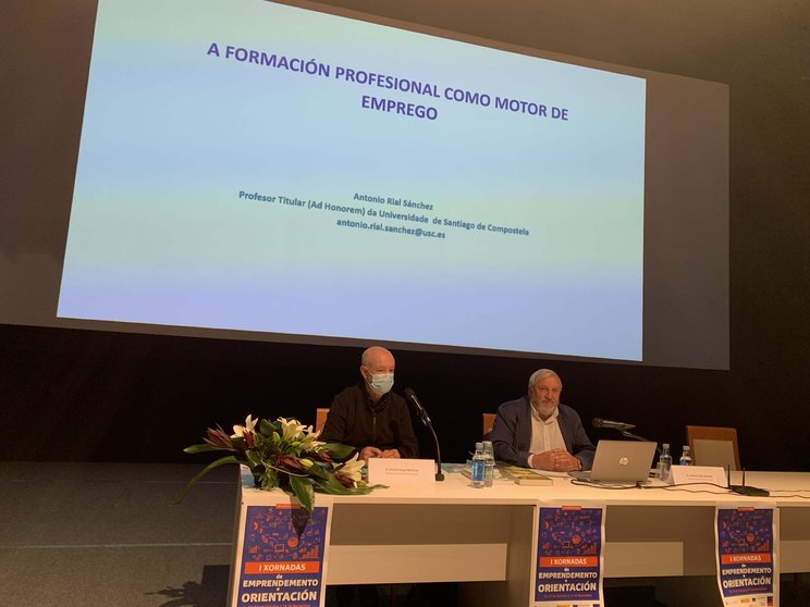 O profesor Antonio Rial (dereita) acompañado polo orientador do IES García Barbón, Daniel Veiga, na súa conferencia desta mañá. | FOTO: M. D.