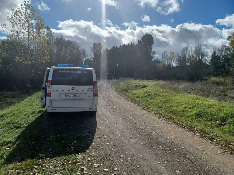 Veh&iacute;culos de la Guardia Civil con el cuerpo del fallecido al fondo.