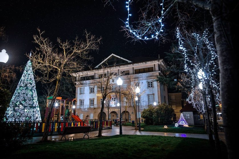 El Concello de Verín con las luces de Navidad.