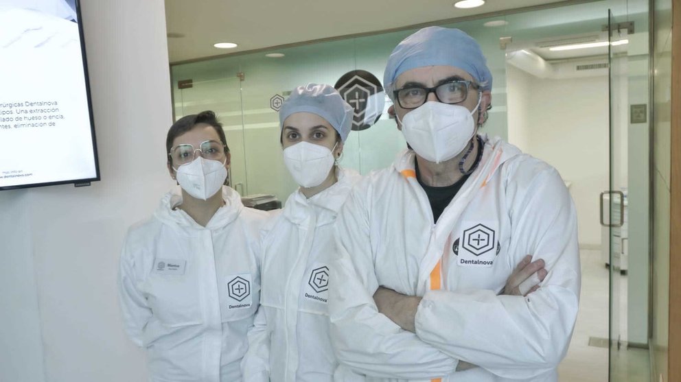 El doctor Antonio Justo, gerente de Dentalnova, con dos de sus compañeras. | FOTO: Iván Iglesias