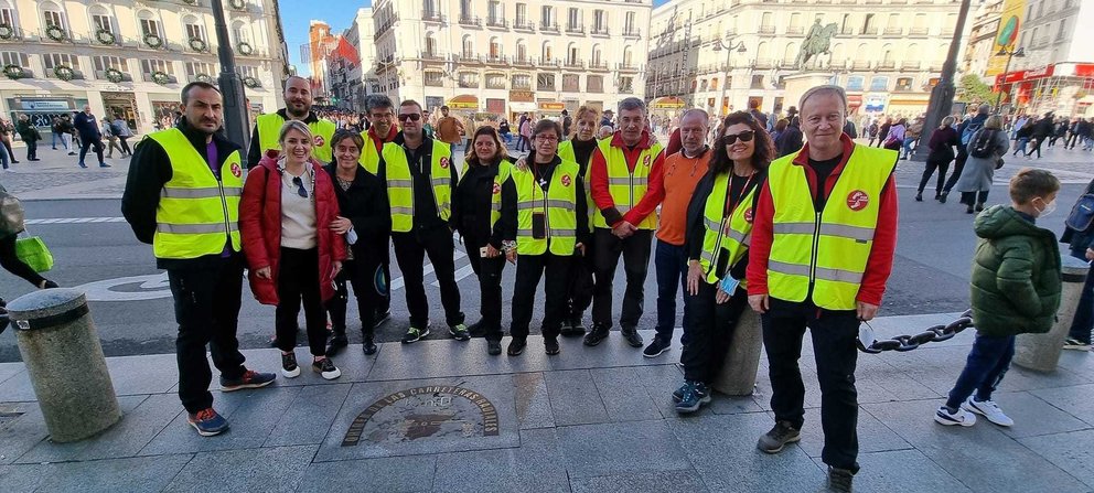 Os deputados socialistas de Ourense, no quilómetro 0 da Porta do Sol, en Madrid.