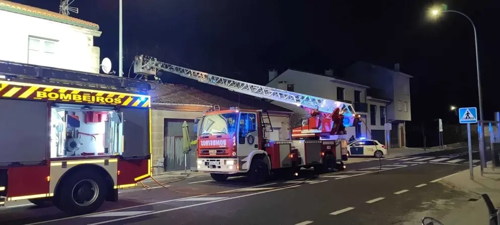 El incendio se declar&oacute; en el n&uacute;mero 70 de la calle Progreso de Albarellos, en Monterrei. | FOTO: Xos&eacute; Lois Colmenero.