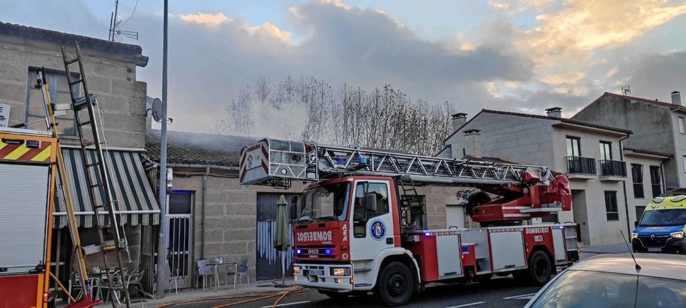 Los bomberos apagan el fuego en la vivienda de Albarellos por segunda vez en las últimas horas. | FOTO: Xosé Lois Colmenero