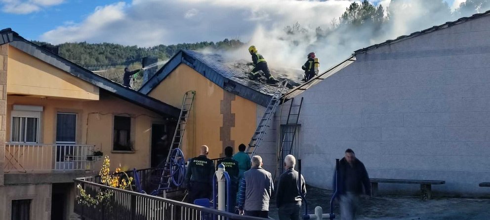 Los bomberos realizan en estos momentos labores de extinción en la vivienda de Campobecerros, Castrelo do Val. | FOTO: Xosé Lois Colmenero