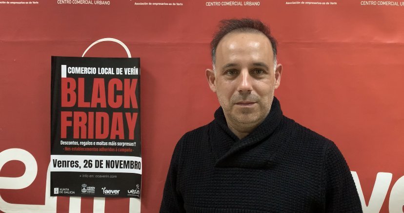 El gerente de Aever, José Ángel Rodicio, con un cartel del Black Friday. | FOTO: M. D.