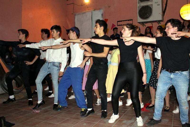 Alumnos do IES Xesús Taboada Chivite interpretando o musical Grease no 2017.