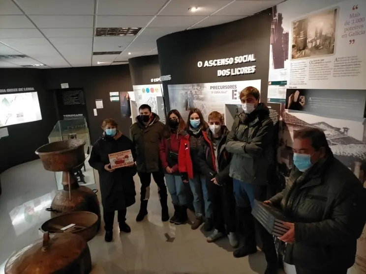 Visitante n&uacute;mero 30.000 en el Museo de Ver&iacute;n, acompa&ntilde;ado por el alcalde, Gerardo Seoane, la edila de Cultura, Emilia Somoza, y compa&ntilde;eros.