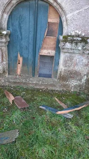Puerta del Santuario de Os Remedios por la que intentaron acceder los cacos.