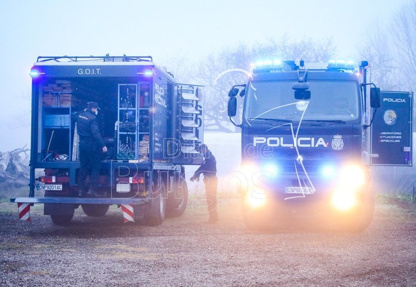 Vehiculos de la Policía Nacional en las propiedades de Ángel Ruiz. | FOTO: Diario de Burgos.