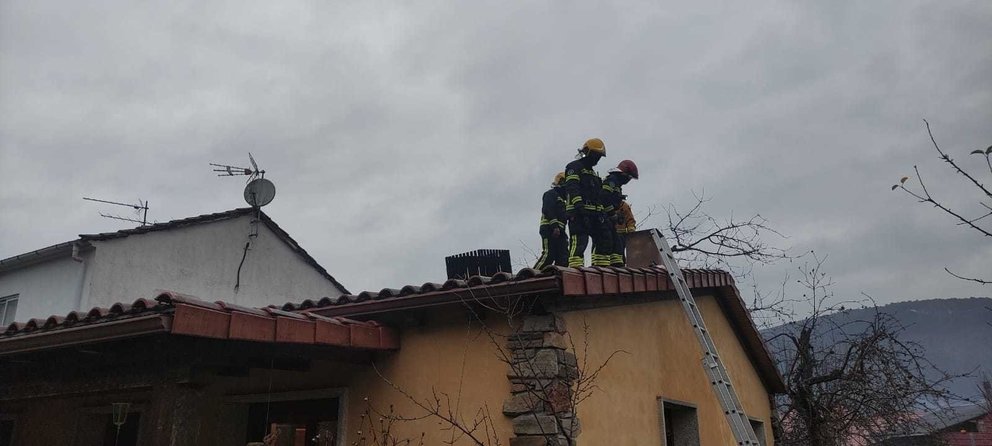Efectivos del GES de Laza y bomberos de Verín, sobre el tejado de la vivienda. | M. Ceballos.