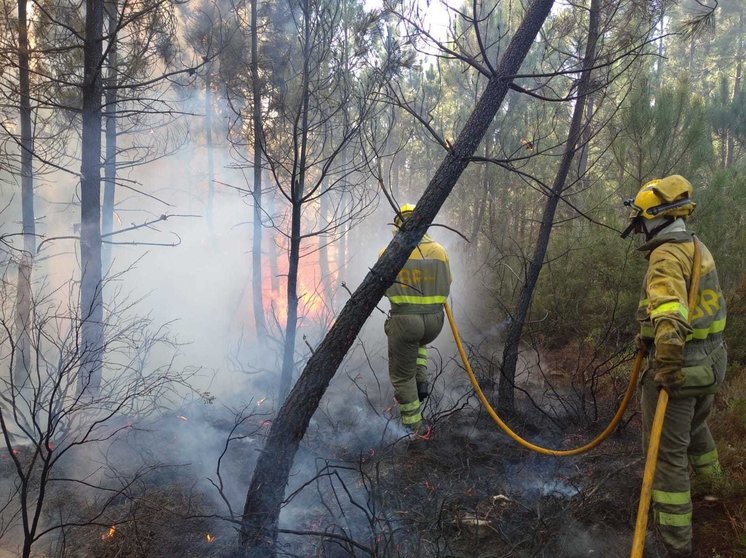Bombeiros forestais da BRIF de Laza, combatindo as lapas no lume do Tameirón. | FOTO: Diario de un bombero.