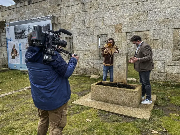Fede Arias, con Diego Lourenzo -&aacute; dereita-, no balneario de Caldeli&ntilde;as.