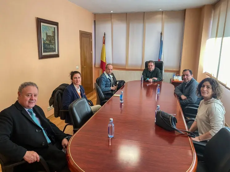 O alcalde de Ver&iacute;n, reunido cos responsables dos supermercados de Ver&iacute;n.