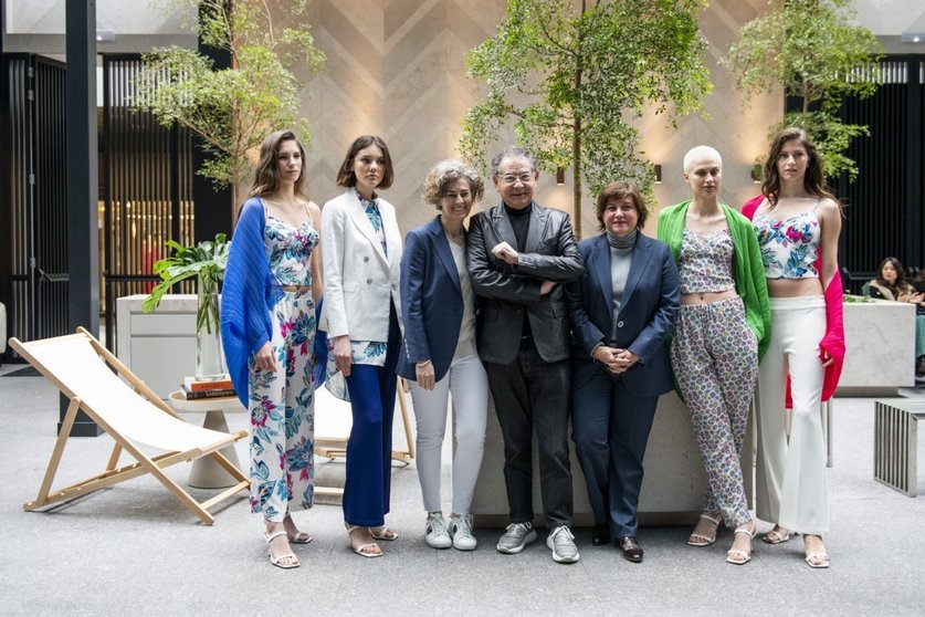 Cristina Mariño, Roberto Verino y Dora Casal, rodeados de modelos vestidas con parte de la colección Primavera-Verano 2022. | FOTO: Alfredo Arias.