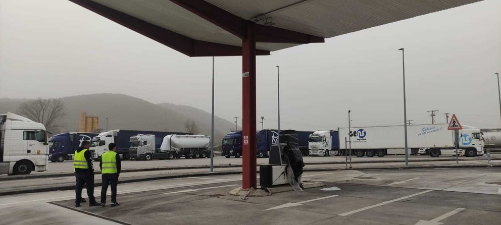 Camiones estacionados en la base logística de la rotonda de Queizás. | FOTO: M. Ceballos.
