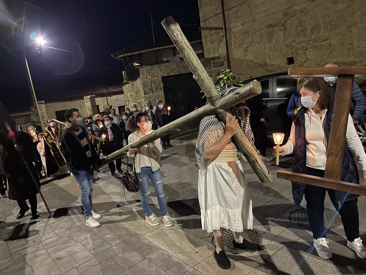 En Oímbra pudo verse este Jueves Santo la representación de Jesucristo con la cruz a cuestas camino del Calvario. | FOTO: Iván Iglesias.
