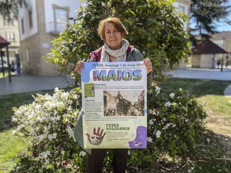 A concelleira Emilia Somoza, co cartel que anuncia a programación dos Maios. | FOTO: Carlos Montero.