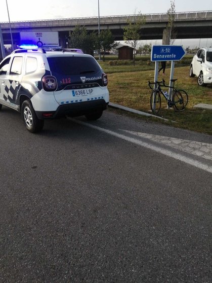 La bicicleta del ciclista, al lado de un vehículo de la Policía Local de Verín.