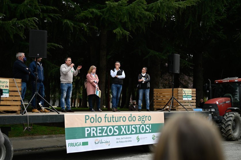 Representantes de Unións Agrarias, a Asociación de Produtores de Pataca da Limia, o Sindicato Labrego Galego, FRUGA e ADEGAL, o pasdo 25 de marzo en Xinzo. | FOTO: Noelia Caseiro.
