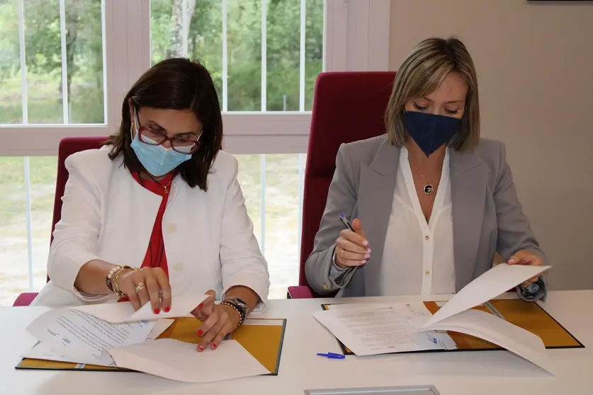 Ana Mar&iacute;a Villarino -alcaldesa- e Fabiola Garc&iacute;a -conselleira-, asinando o convenio do "Xantar na casa".