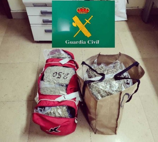 Las dos bolsas con los casi siete kilogramos de marihuana. | FOTO: Guardia Civil.