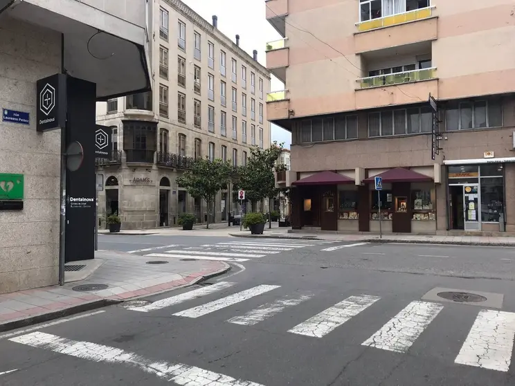 A muller cami&ntilde;aba por Lu&iacute;s Espada, esquina Praza da Merc&eacute;, a car&oacute;n da xoier&iacute;a.