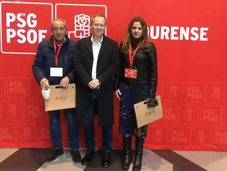Rafa Villarino -centro-, co voceiro en Ri&oacute;s, Daniel Caneiro, e a secretaria comarcal, Marina Vaz.