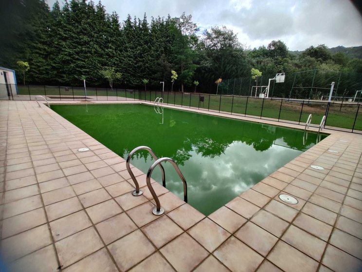 As renovadas piscinas de Vilardevós agardan por socorristas.