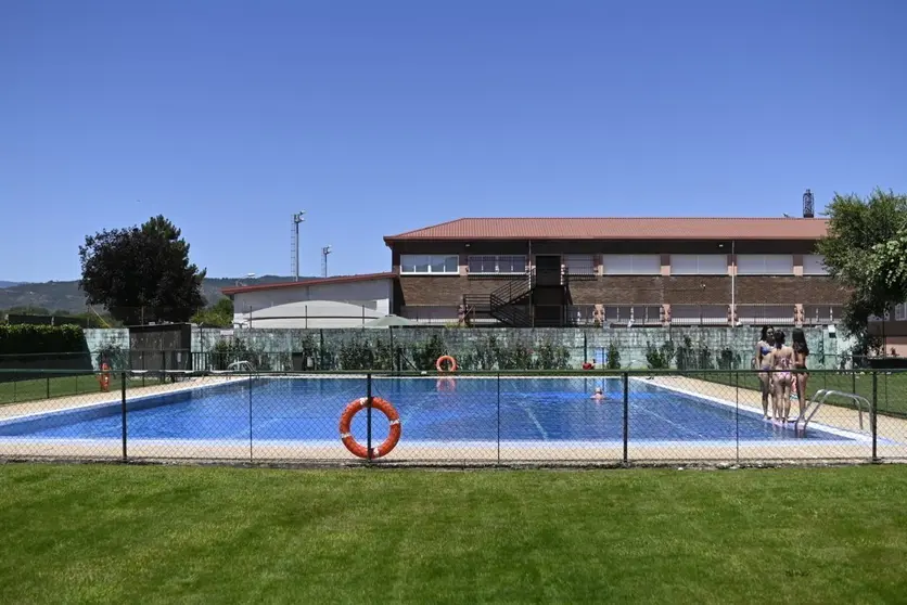 Piscinas municipales de Ver&iacute;n, este venres, pouco despois de abrir. | FOTO: Noelia Caseiro.