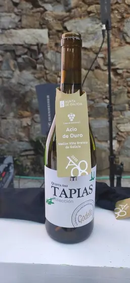 O branco de Monterrei coa etiqueta do Acio de Ouro 2022.