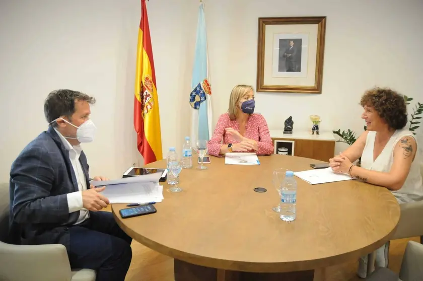 Perfecto Rodr&iacute;guez e Fabiola Garc&iacute;a mantiveron un encontro con Eva Barrio para planificar actuaci&oacute;ns en Ri&oacute;s.