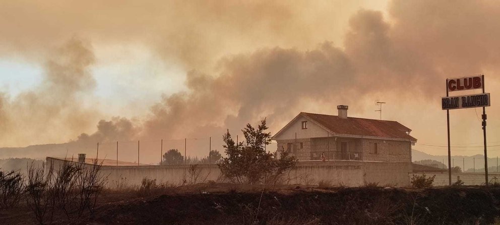 O incendio de Rabal, en Oímbra, tamén afecta a Mandín e Feces de Cima, xa en Verín. | FOTO: Xosé Lois Colmenero.