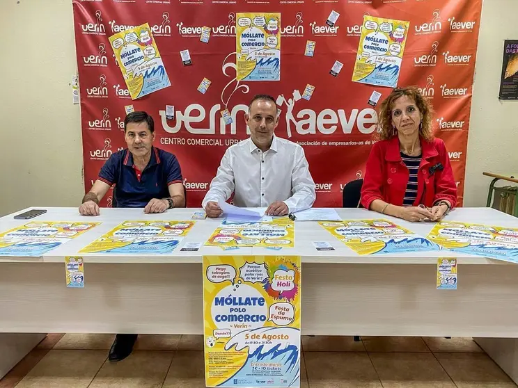 Santos &Aacute;lvarez, Jos&eacute; &Aacute;ngel Rodicio e Rosario Rodr&iacute;guez, na presentaci&oacute;n de "M&oacute;llate polo comercio".