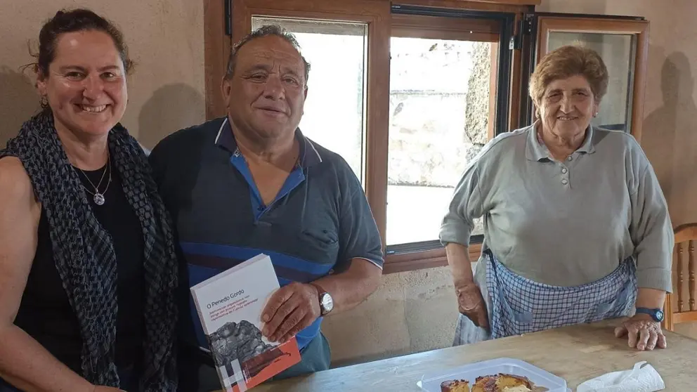 Beatriz Comendador amosoulle o libro sobre o Penedo Gordo &aacute; veci&ntilde;anza implicada no proxecto.