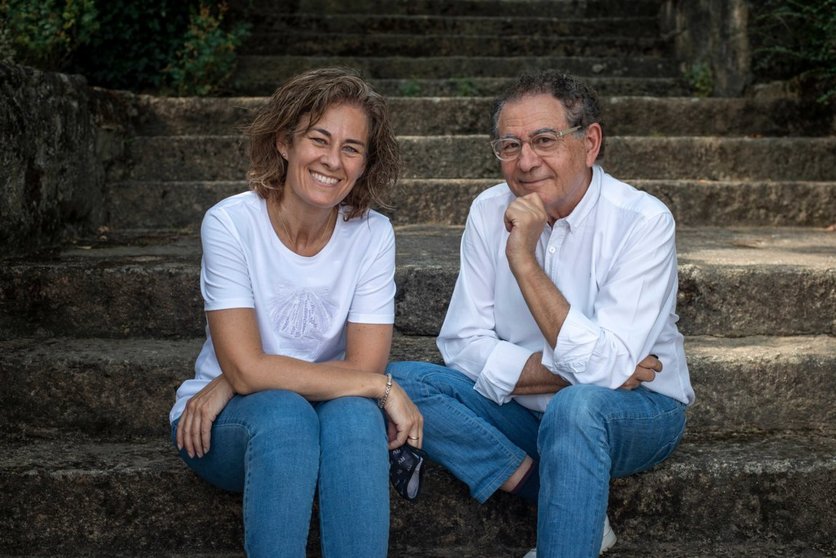 Cristina Mariño, con su padre, el diseñador Roberto Verino. | FOTO: Brais Lorenzo.