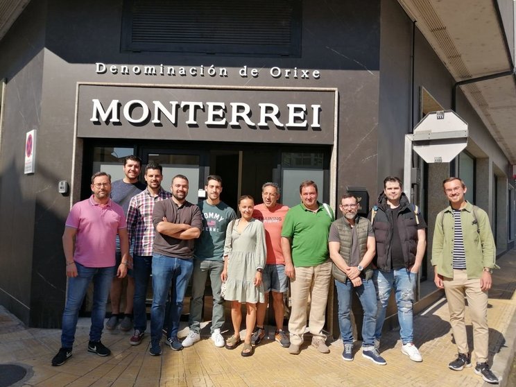 Os catadores da Asociación Galleacia que visitaron a sede da D.O. Monterrei para degustar os seus viños.