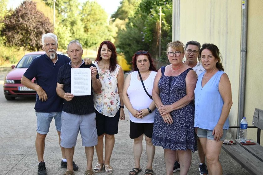 Veciños de Infesta, en Monterrei, co escrito que remitiron ao Concello. | FOTO: Noelia Caseiro.