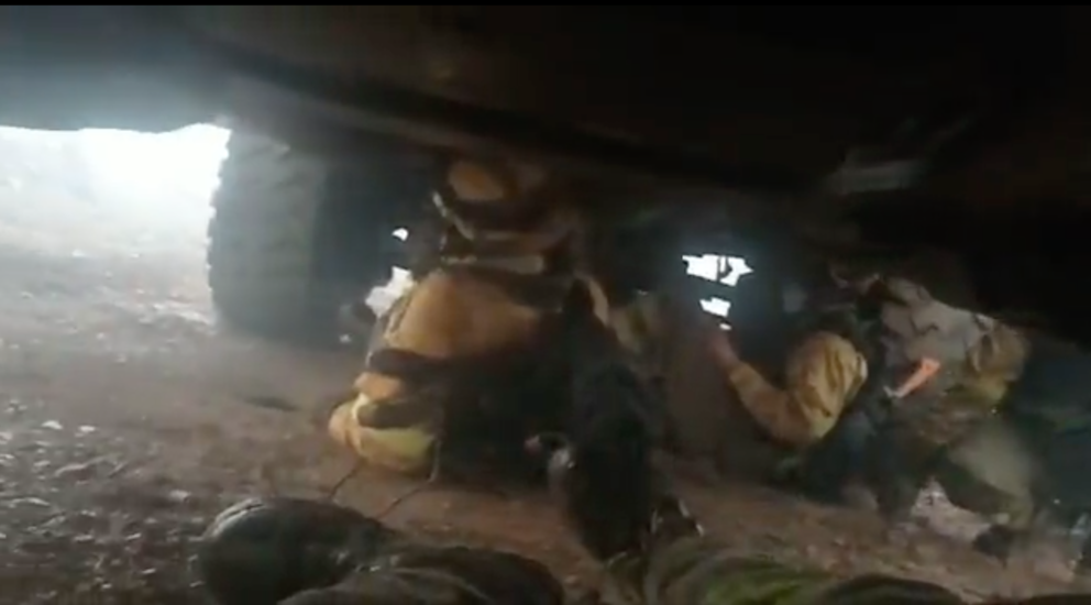 Os bombeiros da Brif de Laza tiveron que refuxiarse da treboada debaixo da súa motobomba. | FOTO: Brif de Laza.