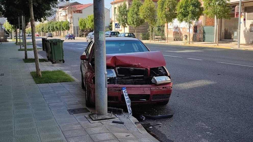 El vehículo siniestrado impactó contra otro coche y contra una farola en la avenida de Laza. | FOTO: Xosé Lois Colmenero.