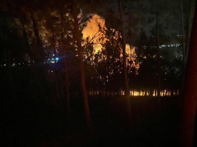 Las llamas, en una imagen tomada a las 23:15 horas de este 28 de agosto.