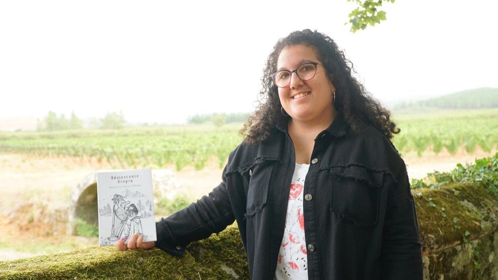 María Luz Pascual posa co seu primeiro libro, "Adolescente Utopía". | FOTO: Iván Iglesias.