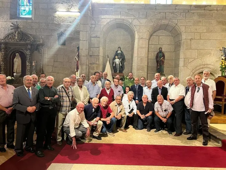 Exmembro do colexio La Salle participaron na entronizaci&oacute;n da figura de San Juan Bautista de La Salle na igrexa de Ver&iacute;n.