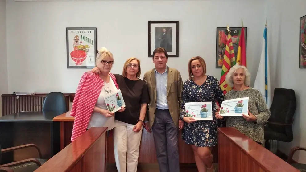 O alcalde de Viana, Andr&eacute;s Montesinos, entregou os premios &aacute;s ga&ntilde;adoras do concurso "Viana ponte guapa!".