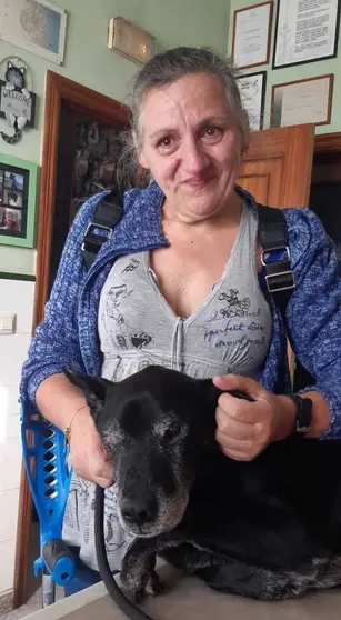 La due&ntilde;a posa feliz tras reencontrarse con su perro una d&eacute;cada depsu&eacute;s.