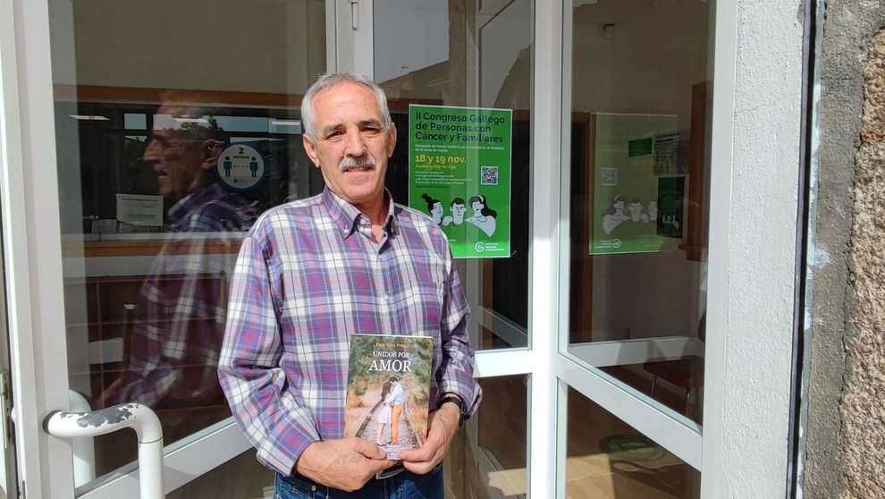 Francisco Silva posa co seu novo libro diante da oficina comarcal de AECC en Verín.