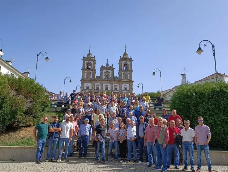 Foto grupas en Carrazedo de Montenegro (Portugal) dos participantes do Foro da Casta&ntilde;a de Ri&oacute;s.