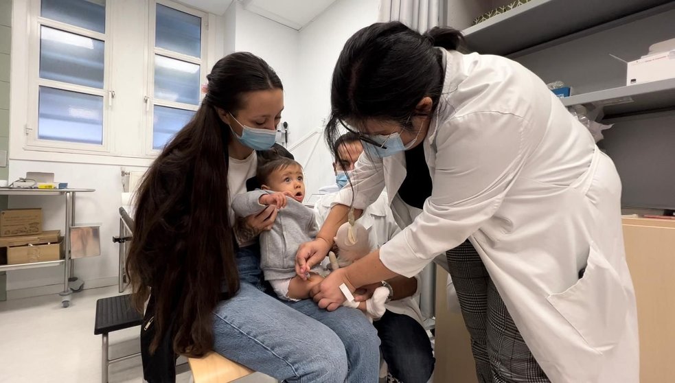 Aylén, nos brazos da súa nai, foi unha das primeiras nenas en vacinarse contra a gripe na área sanitaria ourensá.