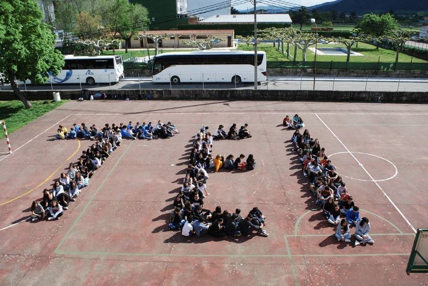 Alumnos do Chivite formando as siglas do programa Titoría Entre Iguais, no que participa o centro.