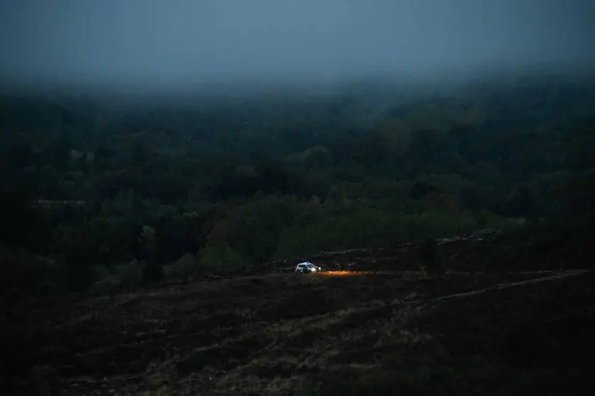 Una patrulla de la Guardia Civil peina esta ma&ntilde;ana los montes entre Trasestrada y Monteveloso, en Ri&oacute;s, para buscar la avioneta desaparecida ayer por la tarde. | FOTO: Noelia Caseiro.